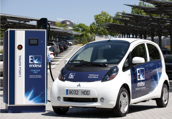 Mitsubishi i-MiEV obok szybkiej ładowarki należącej do firmy Endesa