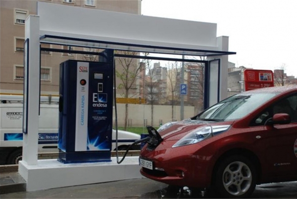 Nissan Leaf ładowany z szybkiej ładowarki CHAdeMO należącej do firmy Endesa