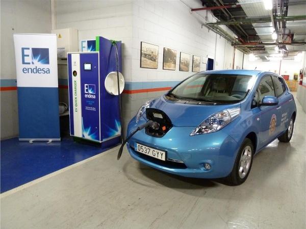 Nissan Leaf ładowany z szybkiej ładowarki CHAdeMO należącej do firmy Endesa