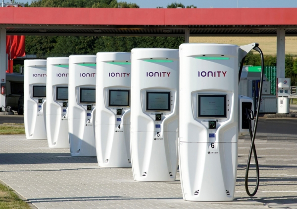Stacja IONITY w Niemczech (A61 Brohltal Ost) z ładowarkami Tritium