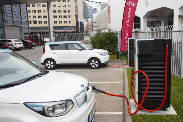 Kia Soul EV podczas szybkiego ładowania mocą 100 kW