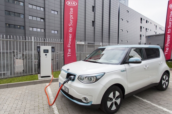 Kia Soul EV podczas szybkiego ładowania mocą 100 kW