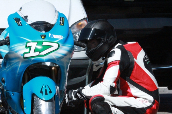 Carlin Dunne obok motocykla Lightning Motorcycles
