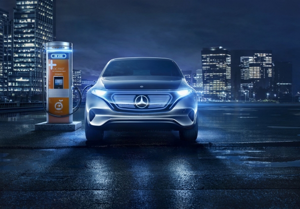 Mercedes-Benz Generation EQ obok ładowarki ChargePoint