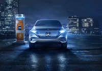 Mercedes-Benz Generation EQ obok ładowarki ChargePoint