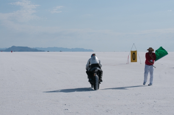 Mission One EV na solnej pustyni Bonneville