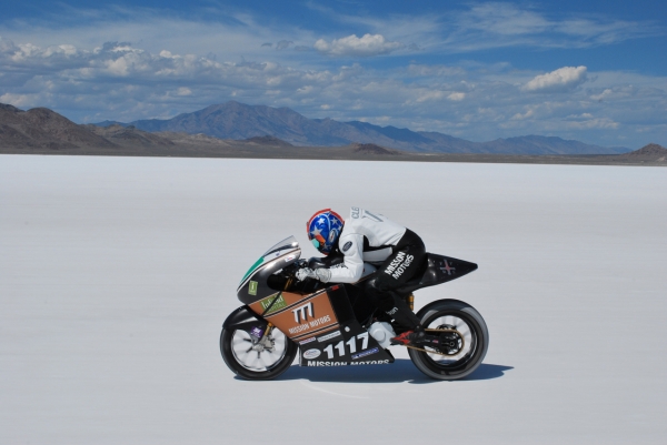 Mission One EV na solnej pustyni Bonneville