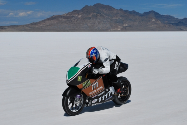Mission One EV na solnej pustyni Bonneville