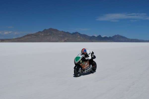 Mission One EV na solnej pustyni Bonneville