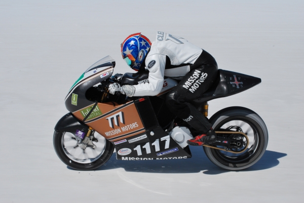 Mission One EV na solnej pustyni Bonneville