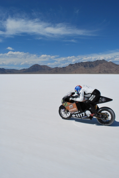 Mission One EV na solnej pustyni Bonneville