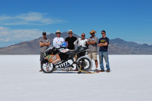 Mission One EV na solnej pustyni Bonneville