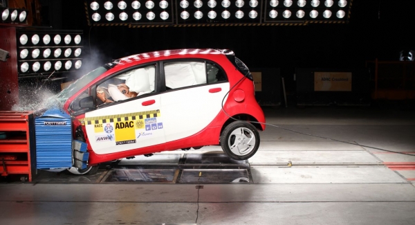 Test zderzeniowy Mitsubishi i-MiEV przeprowadzony przez ADAC