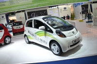 Mitsubishi wprowadza w Japonii lepiej wyposażone i tańsze i-MiEV