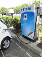 Mitsubishi i-MiEV ładowane z terminalu CHAdeMO firmy Eaton