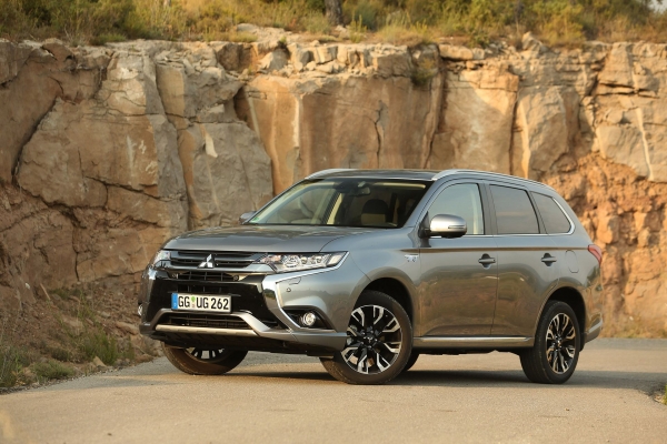 Mitsubishi Outlander PHEV 2016