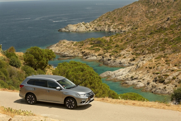 Mitsubishi Outlander PHEV 2016
