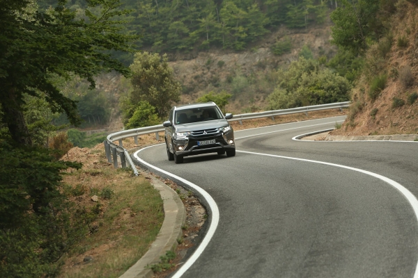 Mitsubishi Outlander PHEV 2016