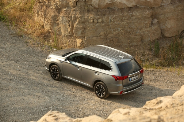 Mitsubishi Outlander PHEV 2016