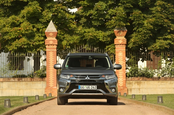Mitsubishi Outlander PHEV 2016