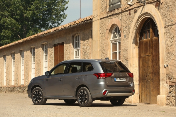 Mitsubishi Outlander PHEV 2016