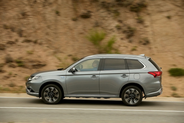 Mitsubishi Outlander PHEV 2016