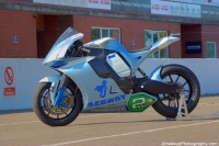 MotoCzysz E1pc prawie tak szybki jak KTM RC8 R