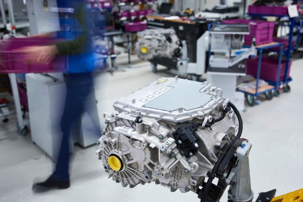 Montaż prototypu napędu trakcyjnego BMW 5-generacji