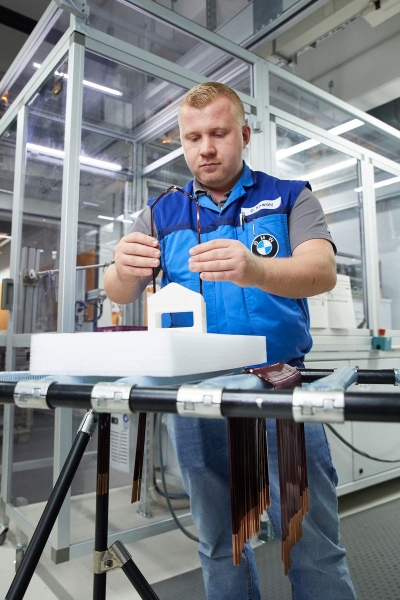 Montaż prototypu napędu trakcyjnego BMW 5-generacji