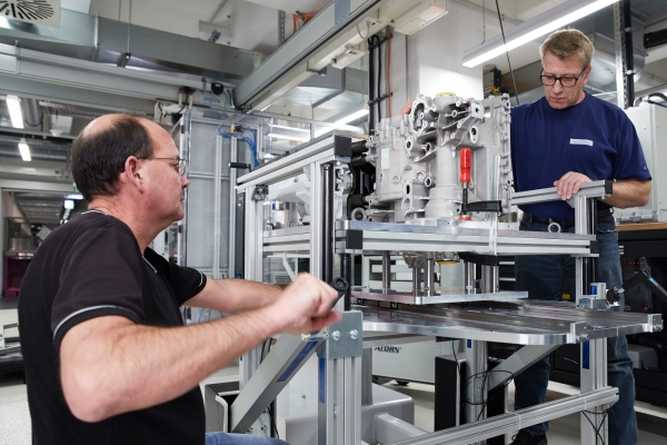 Montaż prototypu napędu trakcyjnego BMW 5-generacji
