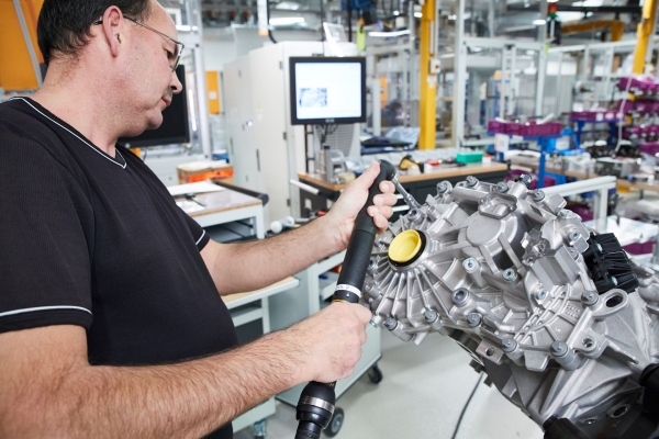 Montaż prototypu napędu trakcyjnego BMW 5-generacji