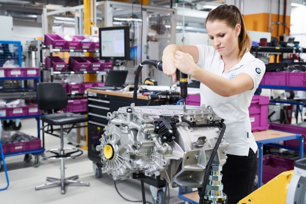 Montaż prototypu napędu trakcyjnego BMW 5-generacji