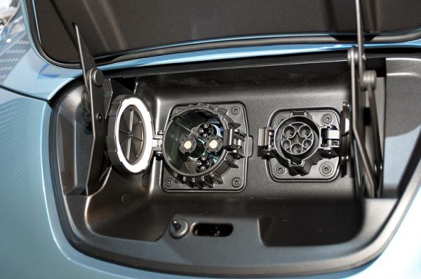 gniazdka w Nissan Leaf