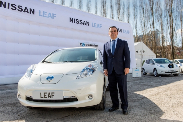 Carlos Ghosn obok Nissana Leafa 2013