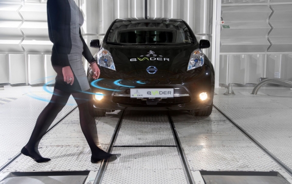 Nissan Leaf z systemem ostrzeżeń dźwiękowych eVADER