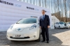 Carlos Ghosn obok Nissana Leafa 2013