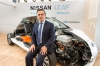 Carlos Ghosn obok Nissana Leafa 2013