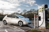 Nissan Leaf 2013 obok tysięcznej szybkiej ładowarki w Europie