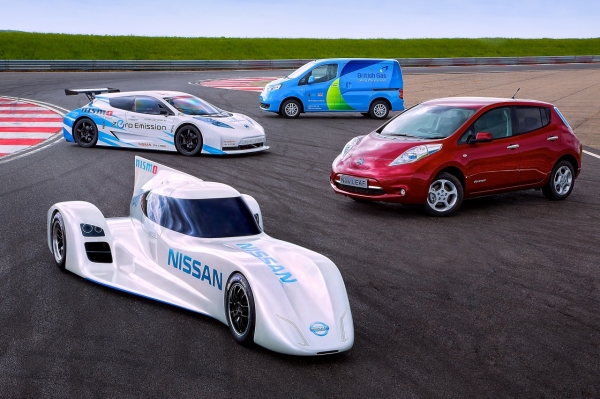 Nissan ZEOD RC obok samochodów elektrycznych Nissana