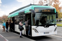 Demonstracyjny elektrobus z pantografowym systemem szybkiego ładowania Schunk Bahn SLS101