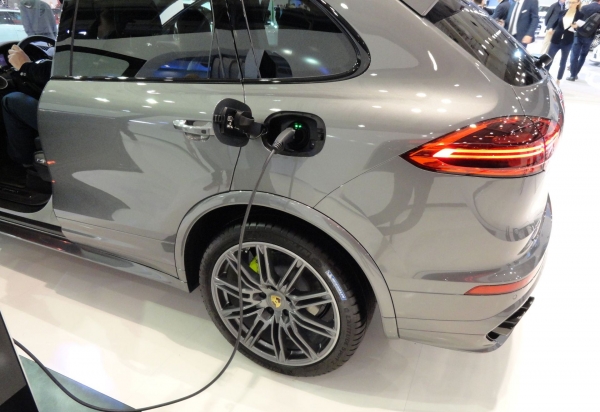 Porsche Cayenne S E-Hybrid na wystawie Poznań Motor Show 2015