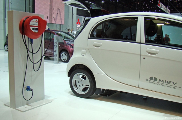 Protoscar Home Charge Device obok Mitsubishi i-MiEV