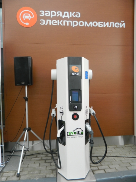 Szybka ładowarka CHAdeMO firmy DBT w sieci punktów ładowania Revolta - MOESK-EV