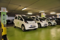 Mitsubishi i-MiEV w punkcie ładowania firmy e+
