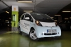 Mitsubishi i-MiEV w punkcie ładowania firmy e+