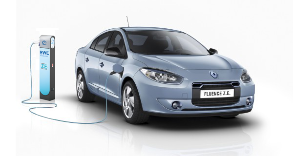 Renault Fluence Z.E. obok punktu ładowania RWE