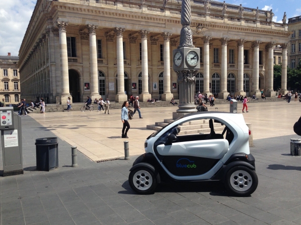 Renault Twizy w wypożyczalni Bluecub