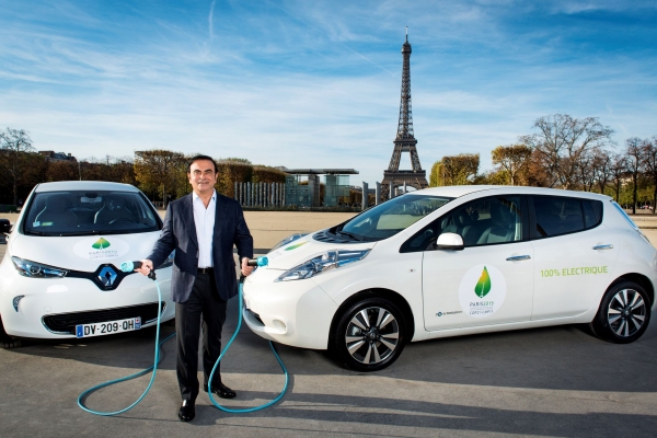 Carlos Ghosn obok Renault Zoe i Nissana Leafa