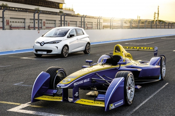 Renault Zoe i bolid Formuły E zespołu Renault