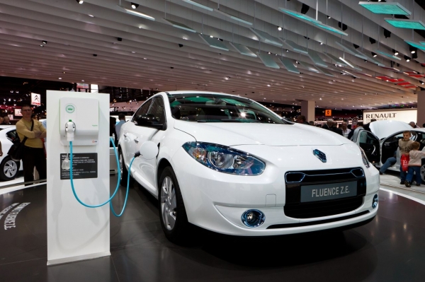 Terminal ładowania Schneider Electric Square D obok samochodu Renault Fluence Z.E.